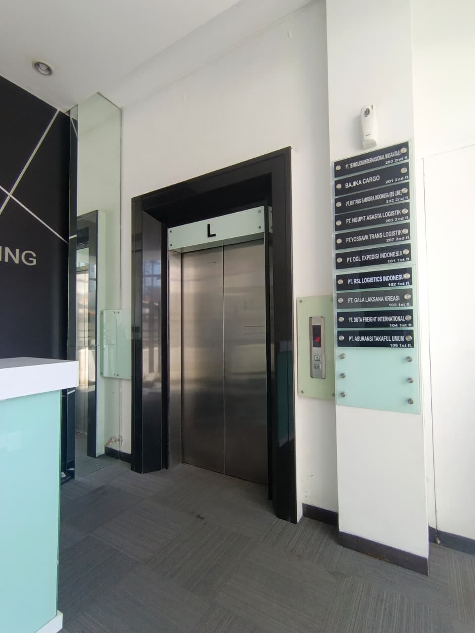Area lift dan papan nama tenant