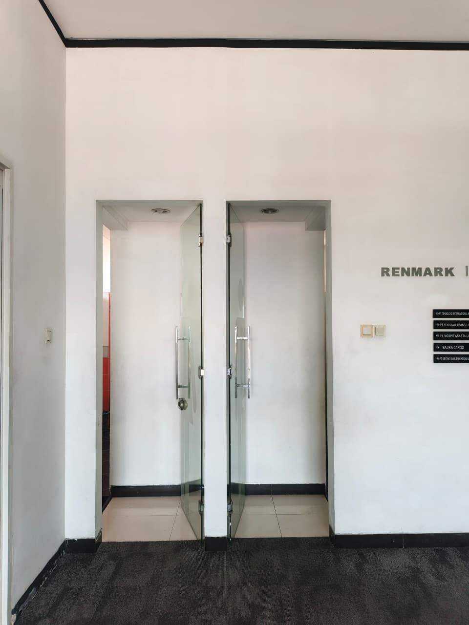 Pintu kaca masuk koridor tenant